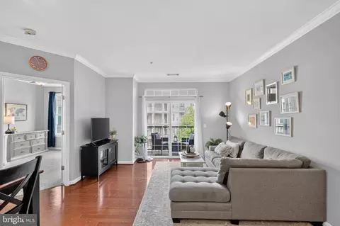 2465 Army Navy Dr #1-202, Arlington, VA 22206