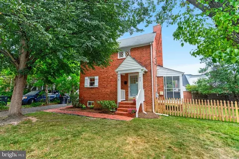 835 N Buchanan St, Arlington, VA 22203