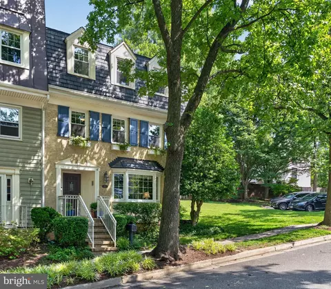 2015 N Brandywine St N, Arlington, VA 22207