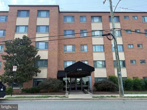 1300 S Arlington Ridge Rd #512, Arlington, VA 22202