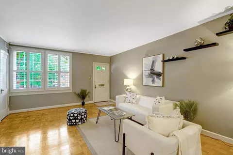 1030 S Barton St #273, Arlington, VA 22204
