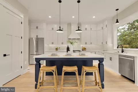923 17th St S, Arlington, VA 22202