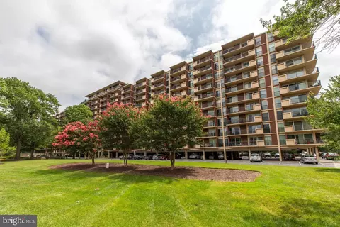 1300 Army Navy Dr #814, Arlington, VA 22202