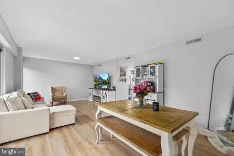 1300 Army Navy Dr #320, Arlington, VA 22202