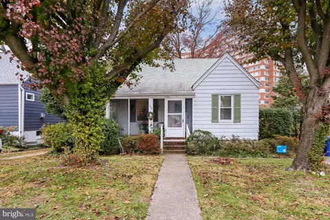 1025 16th St S, Arlington, VA 22202