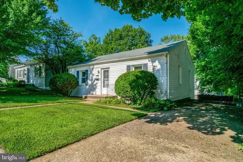 1404 N Roosevelt St N, Arlington, VA 22205