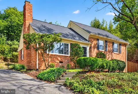 837 31st St S, Arlington, VA 22202