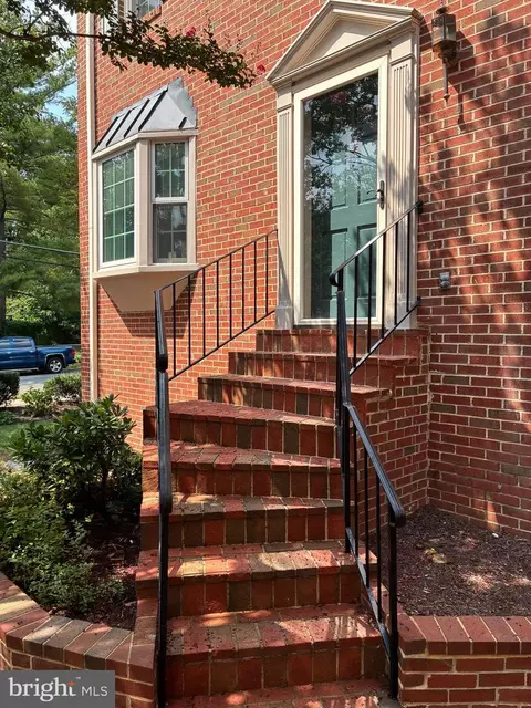 2133 N Lincoln St, Arlington, VA 22207