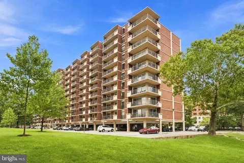 1300 Army Navy Dr #102, Arlington, VA 22202