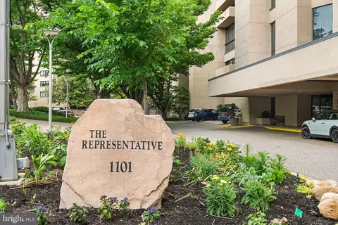 1101 S Arlington Ridge Rd #212, Arlington, VA 22202