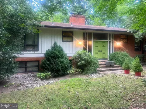 2915 27th St N, Arlington, VA 22207