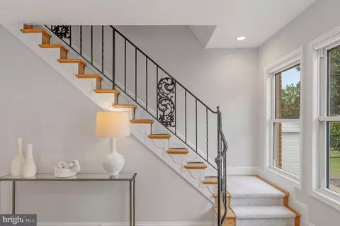 Entry Way - 255 N Bryan St N, Arlington, VA 22201 photo 3 of 4