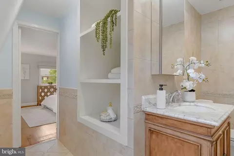 Bath - 255 N Bryan St N, Arlington, VA 22201 photo 2 of 4
