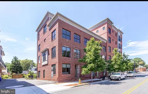 2810 11th St S #T001, Arlington, VA 22204