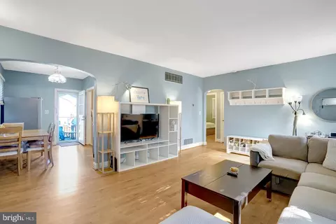 1404 N Roosevelt St N, Arlington, VA 22205