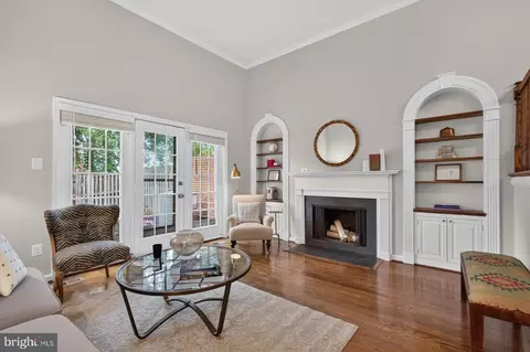 2413 S 9th St S, Arlington, VA 22204