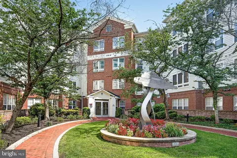 801 S Greenbrier St #404, Arlington, VA 22204