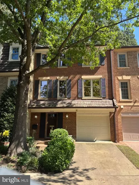 2405 S Queen St, Arlington, VA 22202