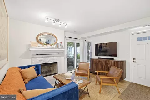 2813 S Woodrow St #B, Arlington, VA 22206