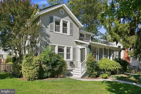 2416 S Eads St, Arlington, VA 22202