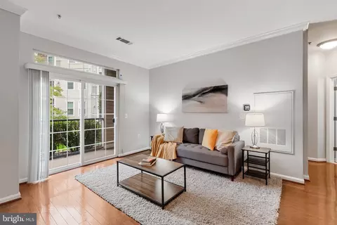 2465 Army Navy Dr #104, Arlington, VA 22206