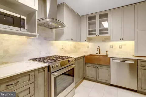 1300 Army Navy Dr #827, Arlington, VA 22202
