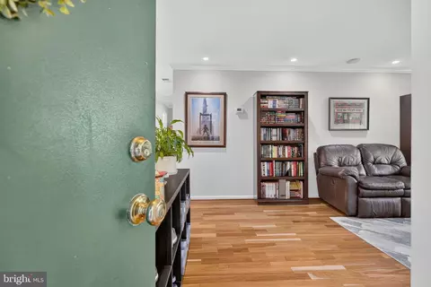 2050 N Calvert St #404, Arlington, VA 22201