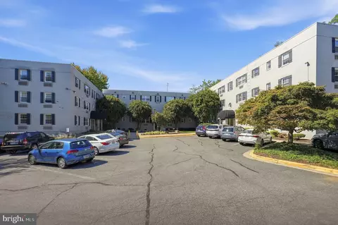 2030 N Vermont St #101, Arlington, VA 22207