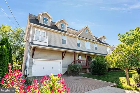 2710 11th St S, Arlington, VA 22204