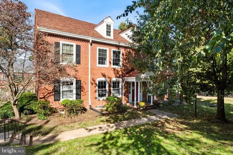 3201 S Stafford St #B2, Arlington, VA 22206