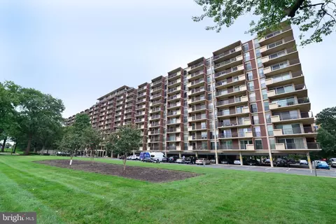 1300 Army Navy Dr #823, Arlington, VA 22202