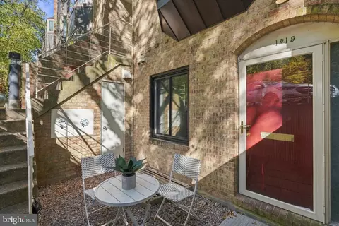 1219 N Nash St #1, Arlington, VA 22209