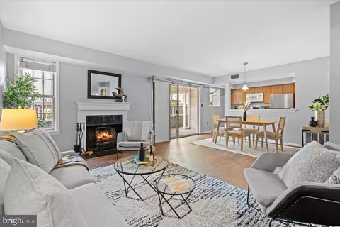 4525 28th Rd S #D, Arlington, VA 22206