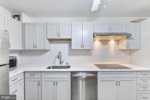 203 Yoakum Pkwy #1517, Alexandria, VA 22304