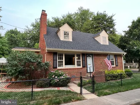 4 E Walnut St, Alexandria, VA 22301
