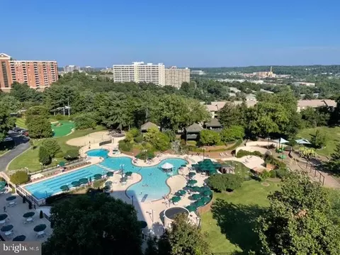 205 Yoakum Pkwy #1023, Alexandria, VA 22304