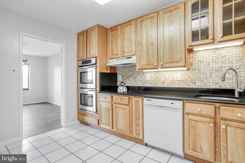 205 Yoakum Pkwy #1022, Alexandria, VA 22304