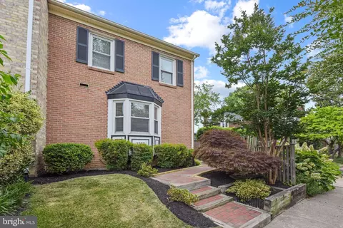 1335 Chetworth Ct, Alexandria, VA 22314