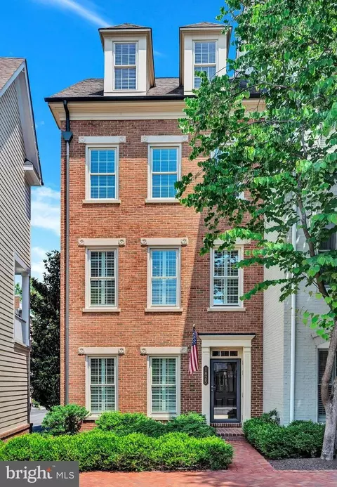 1825 Potomac Greens Dr, Alexandria, VA 22314