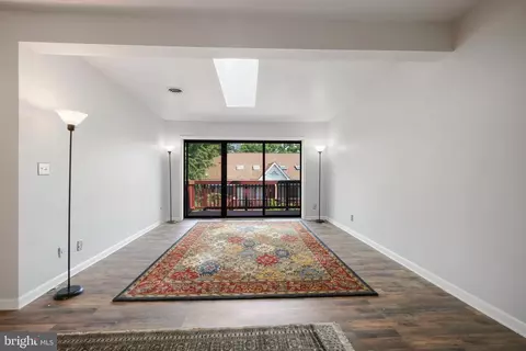208 Skyhill #208, Alexandria, VA 22314