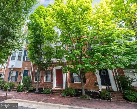 5063 Kilburn St, Alexandria, VA 22304