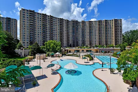 205 Yoakum Pkwy #824, Alexandria, VA 22304