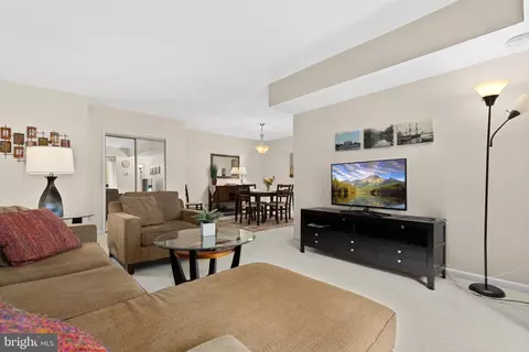 53 Skyhill Rd #204, Alexandria, VA 22314