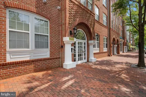 4951 Brenman Park Dr #201, Alexandria, VA 22304