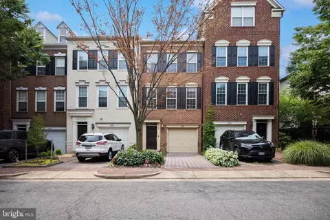 4922 Kilburn St, Alexandria, VA 22304