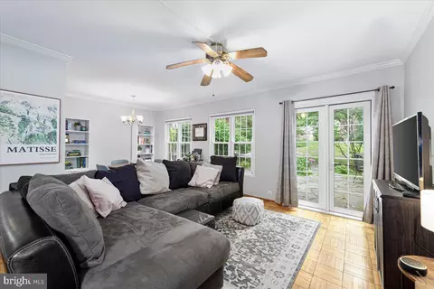 3376 Martha Custis Dr, Alexandria, VA 22302