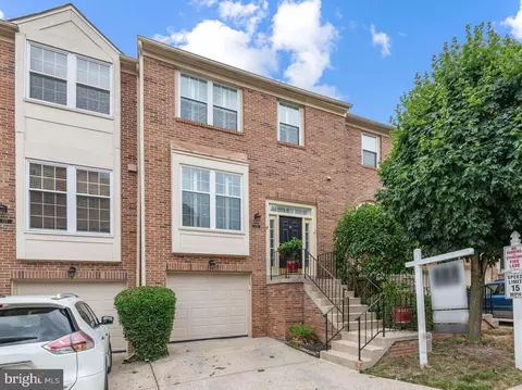325 Cloudes Mill Dr, Alexandria, VA 22304