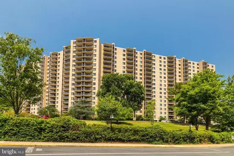 203 Yoakum Pkwy #808, Alexandria, VA 22304