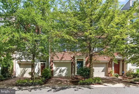 383 Livermore Ln, Alexandria, VA 22304