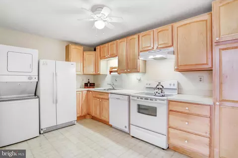 307 Yoakum Pkwy #805, Alexandria, VA 22304